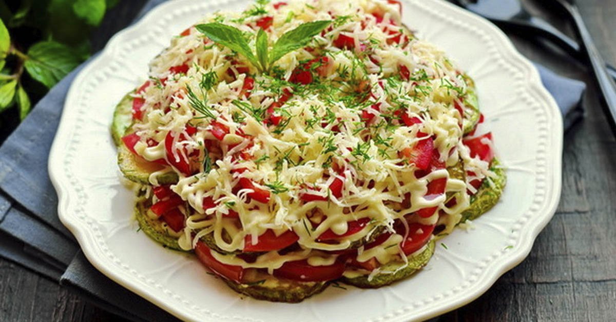 Как приготовить слоеный салат из кабачков и помидоров