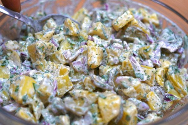 Когда жду мужа со смены, готовлю немецкий картофельный салат из трех ингредиентов