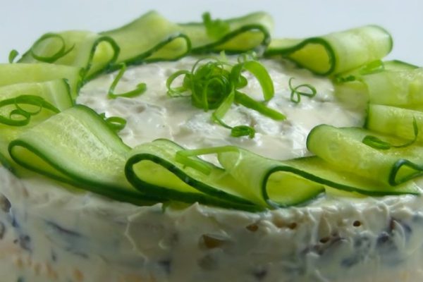 На летние застолья готовлю изысканный салат «Мадемуазель», украшаю свежими огурчиками