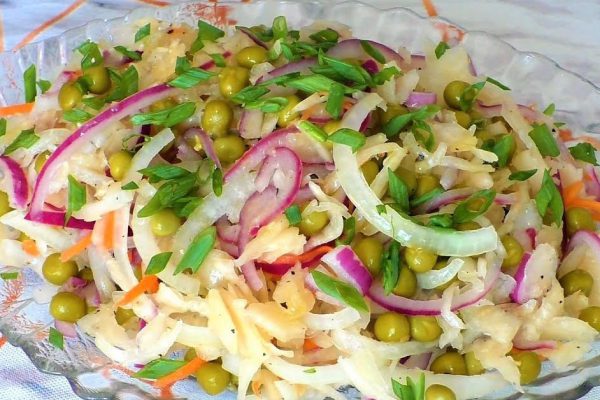 Не новый, но неизменно желанный салат из квашеной капусты