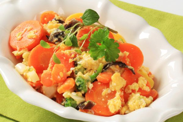 Рецепт салата из моркови и яиц