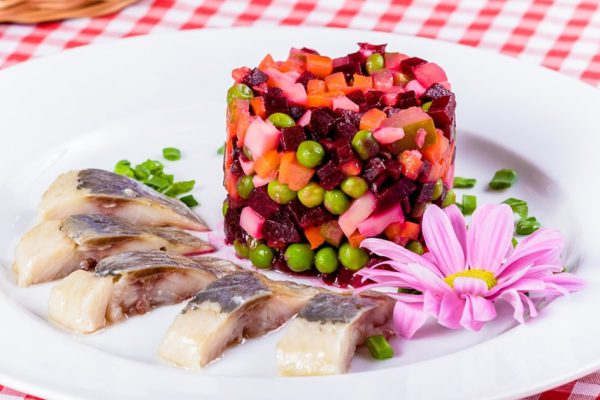 Как приготовить картофельный салат с селедкой и горошком