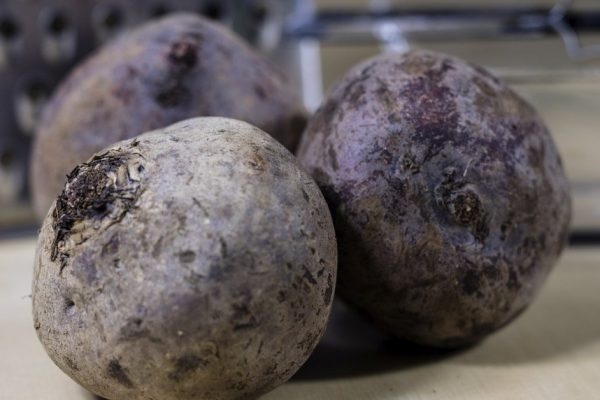 Семья разлюбила винегрет, попробовав новый теплый салат из свеклы