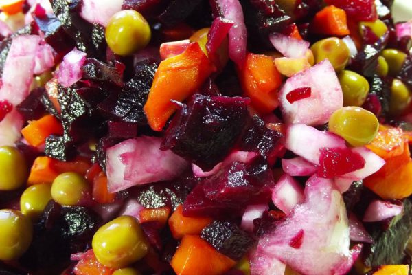 Давно перестала нарезать винегрет, делюсь рецептом свекольного салата с солеными огурцами, что будет гораздо вкуснее