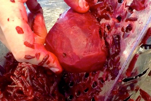 Чем хорош салат из сырой свеклы