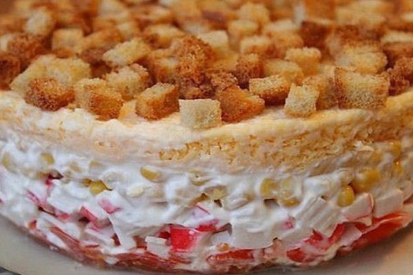 Питательный салат «Карусель»: беспроигрышный вариант на праздничном столе!