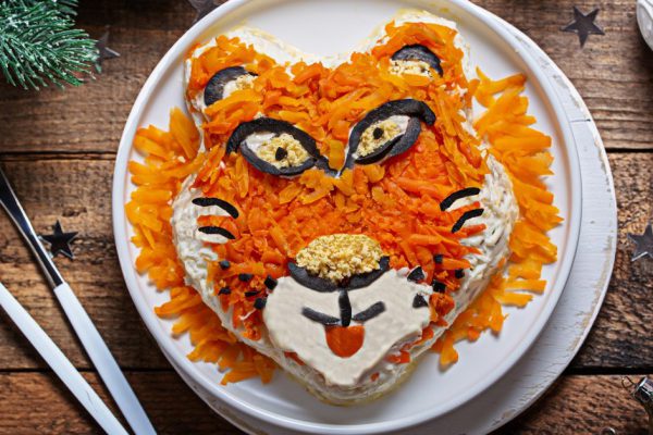 Оригинальное украшение салатов в год Тигра, чтобы гости всплакнули от умиления