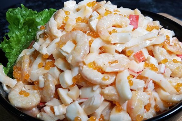 Супруг достал просьбами приготовить что-то с кальмарами, скрипя сердце согласилась, неожиданно влюбилась в этот салат