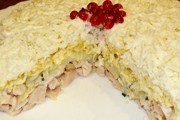 Салат «Невеста» с курицей, который гости поедают до изнеможения