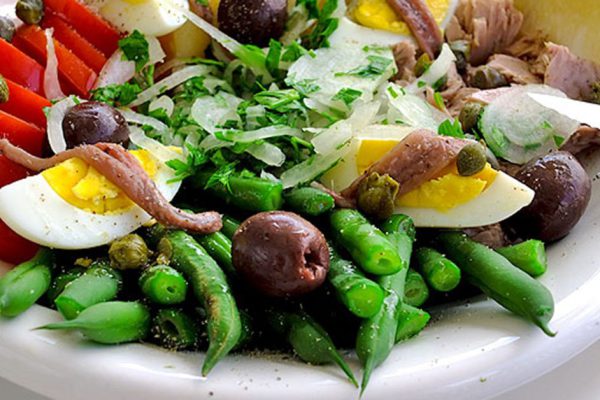 Салат с тунцом «Ницца»: сказочное блюдо, которое покорит сердце каждого гурмана.