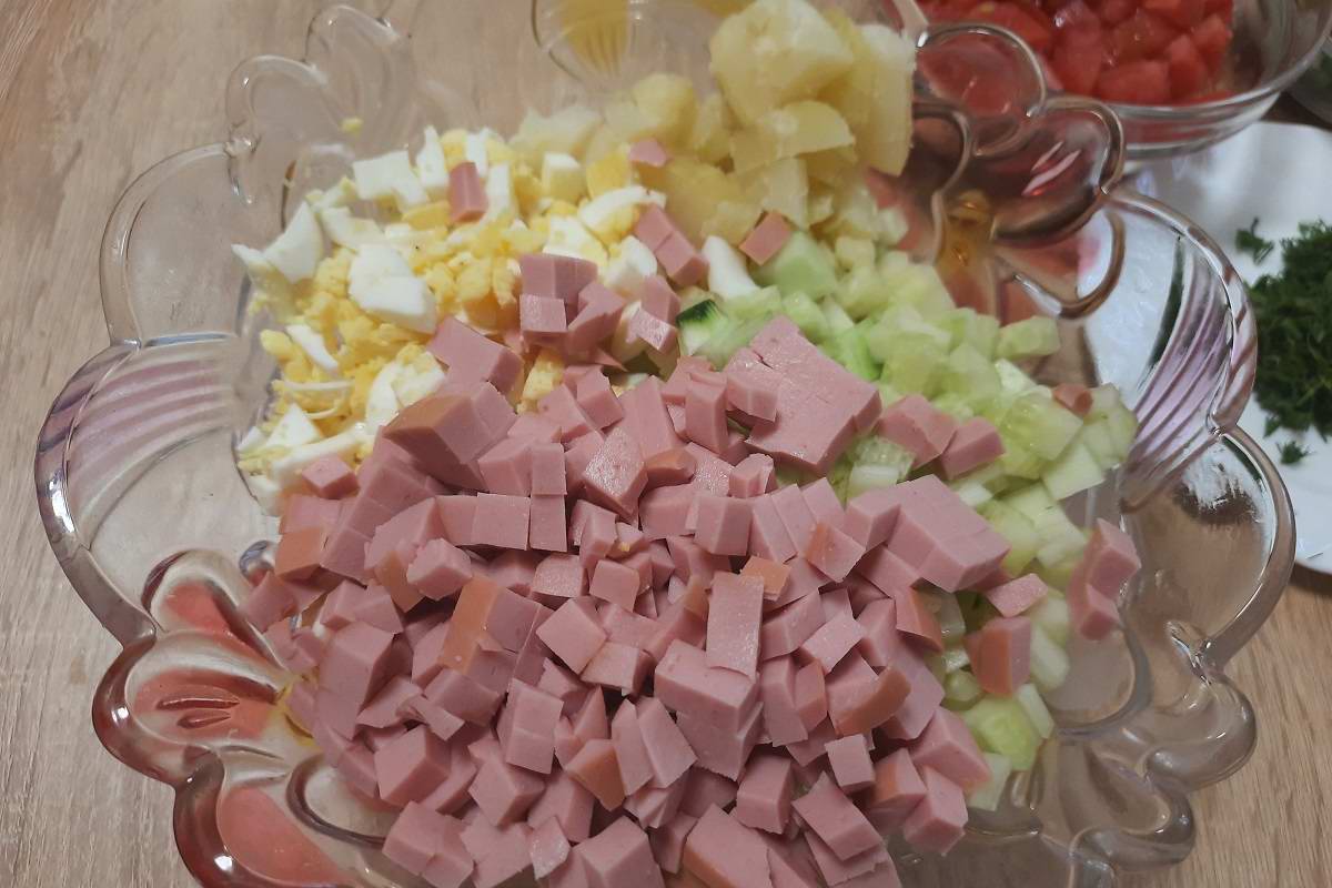 Что можно положить в салат. Салат окрошка. Окрошка салат жаркое. Для нарезки салатов кубиками. Нарезание салата кубиками для детей.