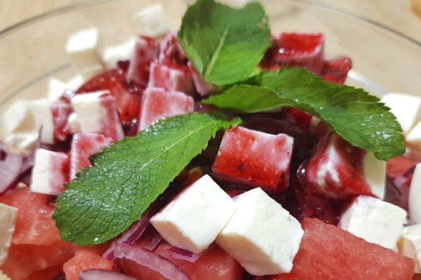 В 23:30 хряпаем арбузный салат, благо от него не поправишься