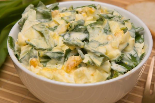 Рецепт салата с черемшой и огурцом