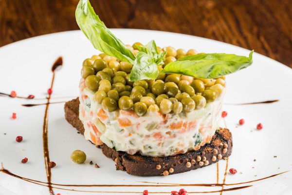 Рецепты салатов с консервированным горошком