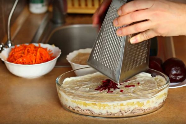 Сытный слоеный салат «Корель»: попробовав его, все просят рецепт!