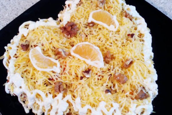 Сытный салат с хурмой, чтобы впечатлить Белого Металлического Быка в новогоднюю ночь