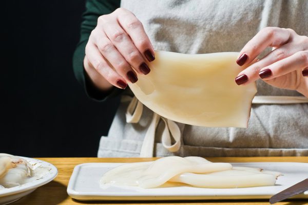 Салат, что гордо претендует стать хитом новогоднего стола, нужно лишь смешать два простых продукта