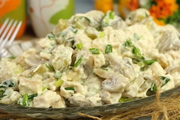 Салат «Наслаждение» готовится из 4 ингредиентов, пока он есть на столе, гости не хотят уходить домой