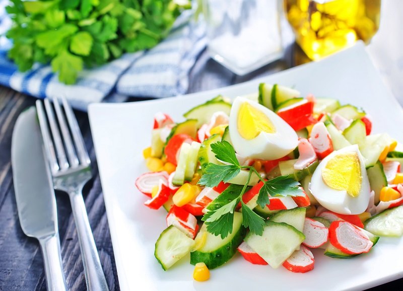 Салат с крабовыми палочками и кукурузой и яйцом рецепт классический огурцом свежим фото пошагово