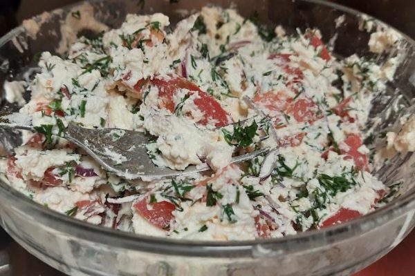 Из Крыма привезли красный ялтинский лук, готовлю свежий салат даже ночью