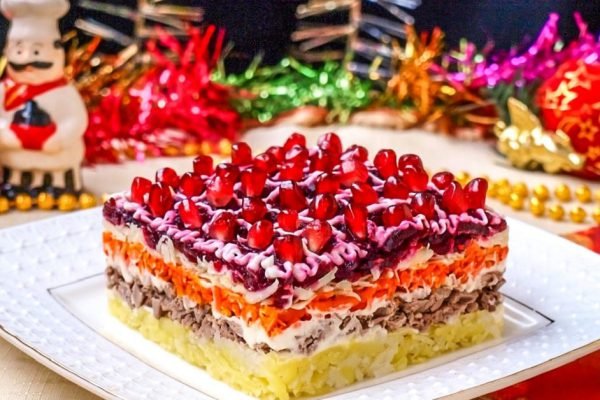 В гостинице «Ленинградская» таким салатом потчевали иностранцев, все прибегали за добавкой