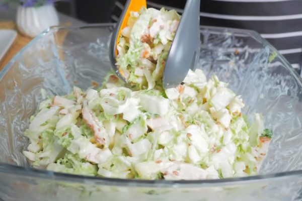 Стройные хозяйки ставят на стол не оливье и шубу, а нежный салат из трех ингредиентов, к майонезу даже не притрагиваются