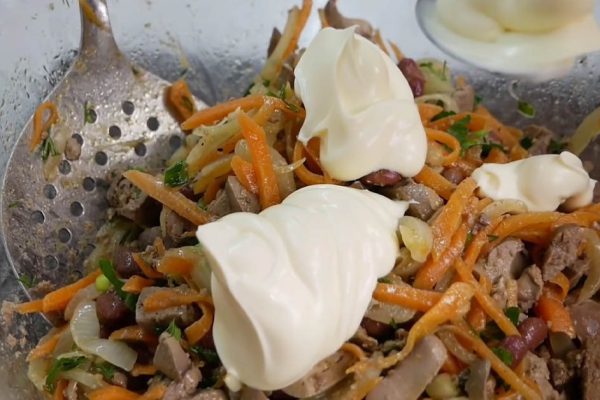 Цыганка призывает готовить салат с печенью и фасолью, да побольше, потому что он разлетается в один миг