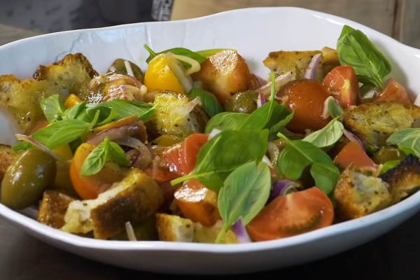 В жаркой Италии салат «Панцанелла» едят в полдень, чтобы охладиться