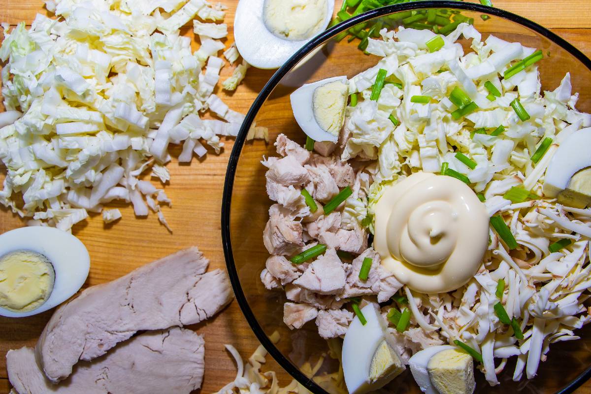 салат с куриным филе и яйцом