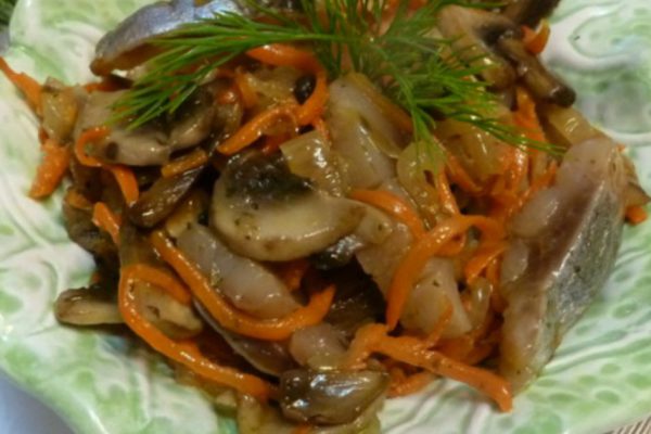 Литовский холодный салат: с любимой селедочкой, морковью и грибами!