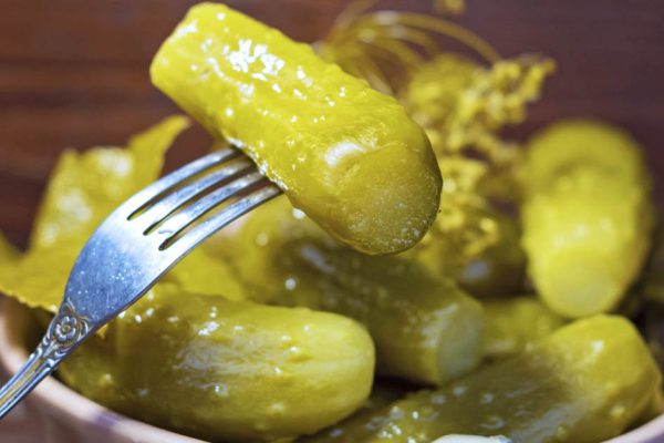 Достаю пару соленых огурчиков, зная, что этот салат сметут со стола в первую очередь