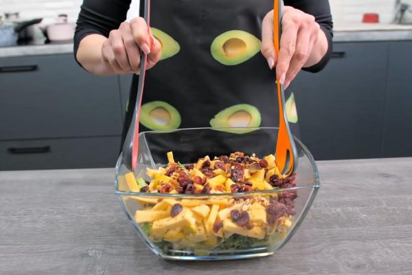 Стройная хозяйка поделилась со мной рецептом легкого салата, майонез покупать не придется