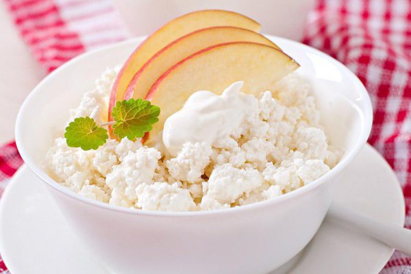 Рецепт салата с яблоками и творогом