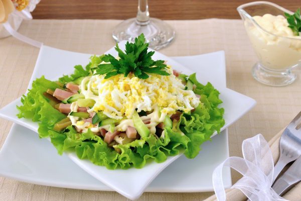 Зачем добавлять твердый сыр с огурцом в салат