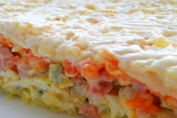 Маст-хэв на праздничном столе: богатый слоеный салат с майонезом