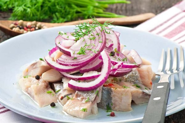 Если добавить к селедке парочку простых продуктов, получится блюдо, от которого все будут в восторге