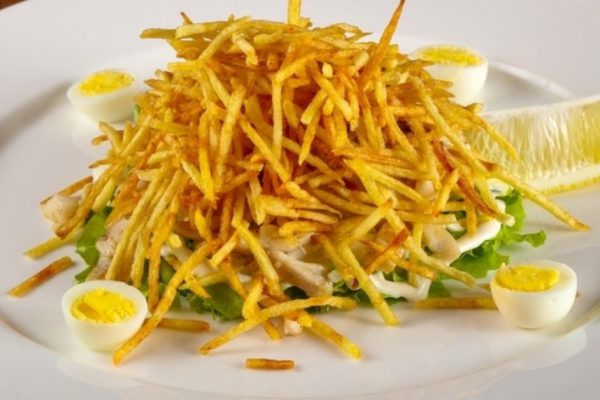 Рецепт салата с жареным картофелем