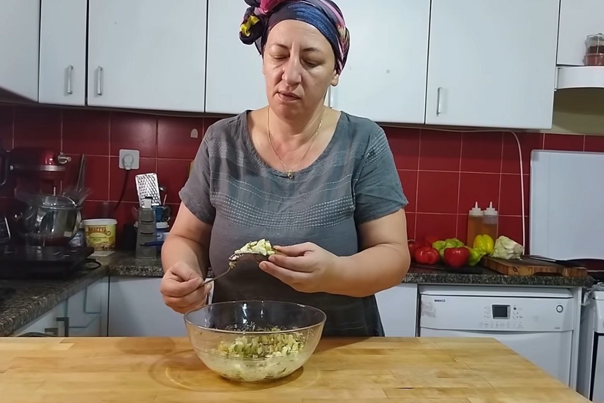 Тетя Соня готовит салат с луком и шкварками, напоминая о безмятежном детстве Кулинария,Видео,Кухня,Лук,Салаты,Сало,Яйца