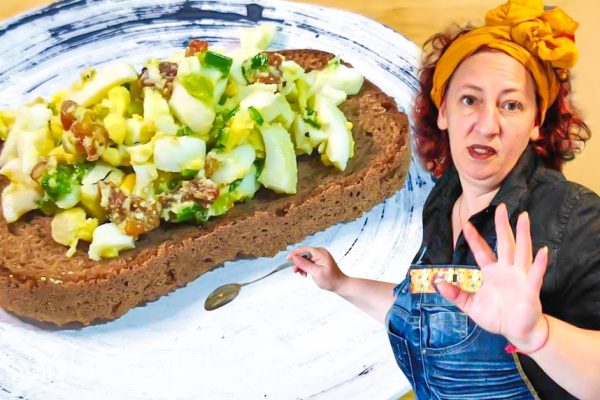 Тетя Соня готовит салат с луком и шкварками, напоминая о безмятежном детстве