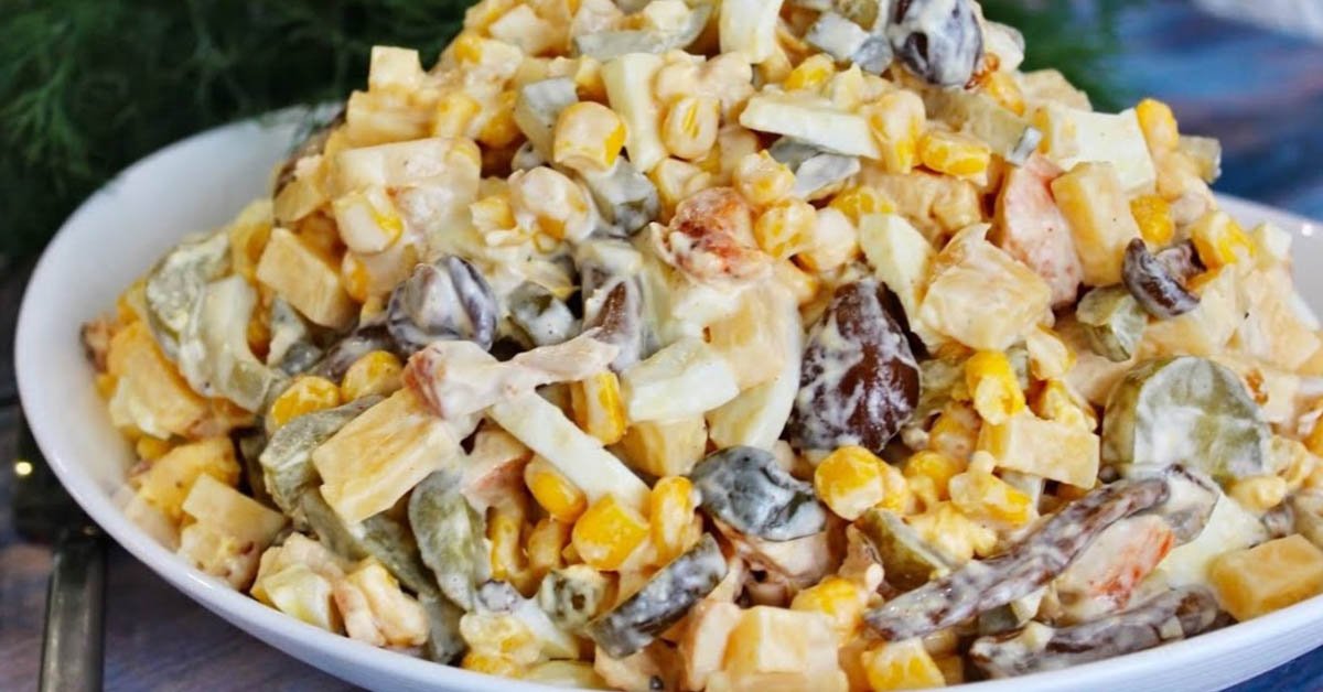 Салат с жареными грибами и курицей к праздничному столу