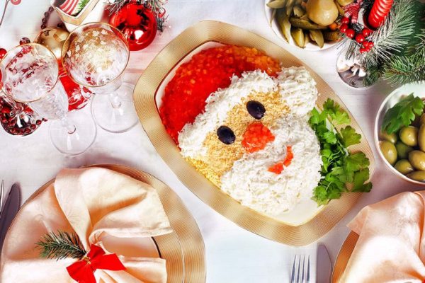 Идея для хозяек с фантазией: нарядный салат «Шапка Деда Мороза».