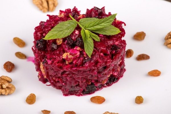 Как приготовить салат со свеклой и черносливом