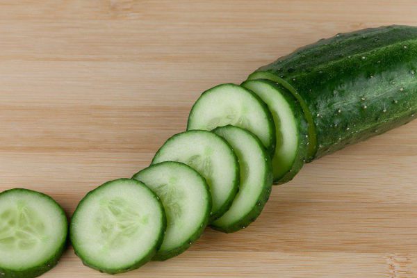 Как правильно готовить салаты со свежими огурцами