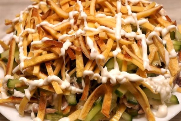 Как приготовить салат с блинчиками и отварной курицей