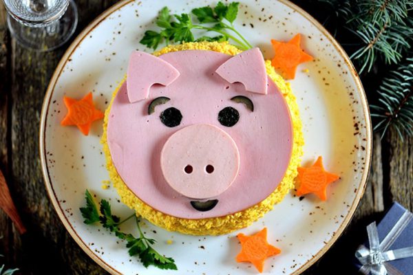 Как приготовить салат в виде свиньи