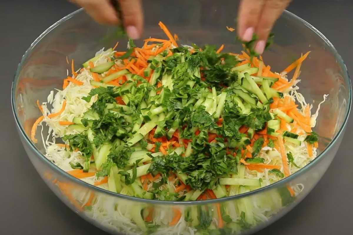 салат витаминный из капусты и моркови
