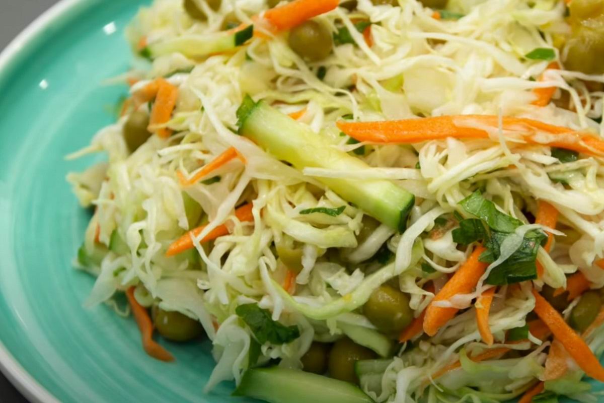 салат витаминный из капусты и моркови