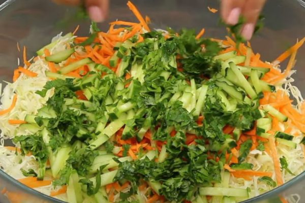 Муж тоскует по утраченной молодости и классике советского общепита, мигом нарезаю салат «Витаминный»