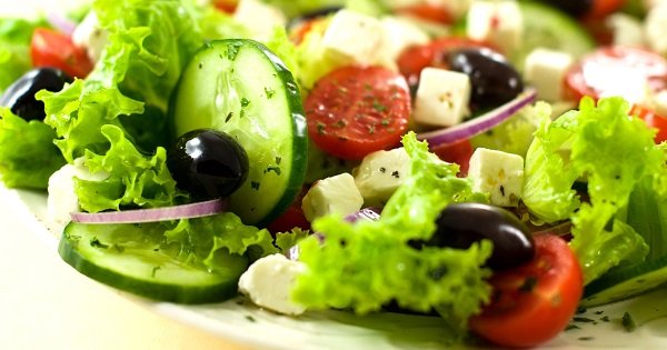 Уже 7 дней заменяю ужин одним из 10 этих салатов: вещи висят, пора покупать новые летние платья