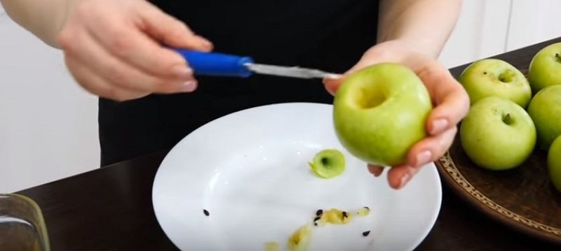 как нарезать яблоки для шарлотки